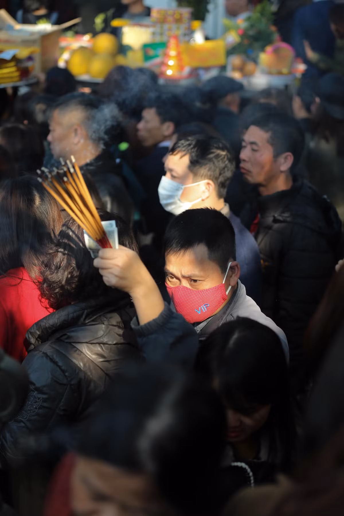 Tháng Giêng là tháng của mùa lễ hội, người dân đua nhau tới chùa, đền,...để dâng hương, cầu bình an cho một năm mới suôn sẻ. Thế nhưng năm nay, khi đại dịch corona bùng phát và tình hình đang dần trở nên nghiêm trọng thì nhiều người lại tham gia cúng lễ theo một phong cách hoàn toàn mới.