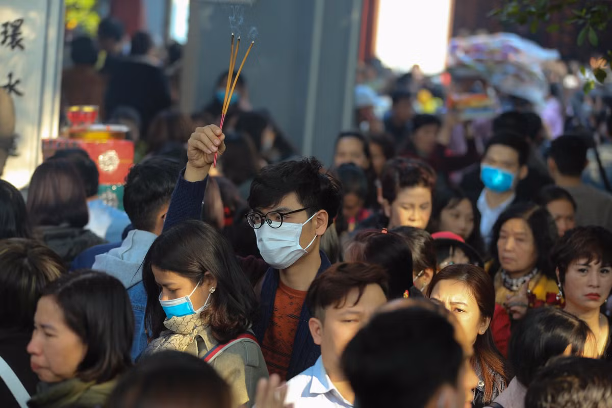 Đám đông đeo khẩu trang chen chúc lễ bái tại Phủ Tây Hồ, Hà Nội. Nhiều người cho rằng mặc dù dịch không đùa được đâu nhưng nhìn những hình ảnh này vẫn thấy khá thú vị.