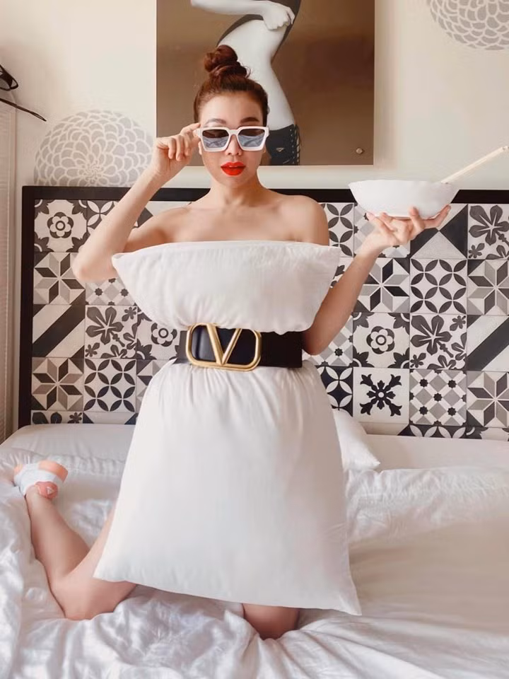 Lấy gối làm váy dàn mỹ nữ Việt: “tưởng không sang ai ngờ sang không tưởng“ Lay goi lam vay dan my nu Viet: “tuong khong sang ai ngo sang khong tuong“