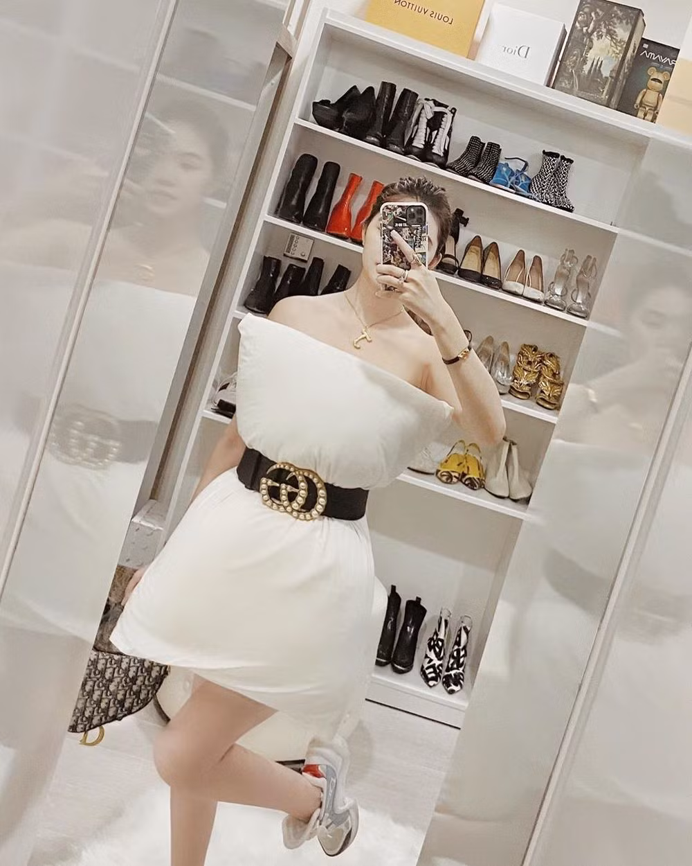 Jolie Nguyễn "bắt trend" vừa khoe thời trang, vừa khoe tủ đồ hiệu phía sau. Người đẹp phối thắt lưng Gucci 24 triệu đồng cùng túi xách Dior 70 triệu. (Ảnh: Instagram nhân vật)