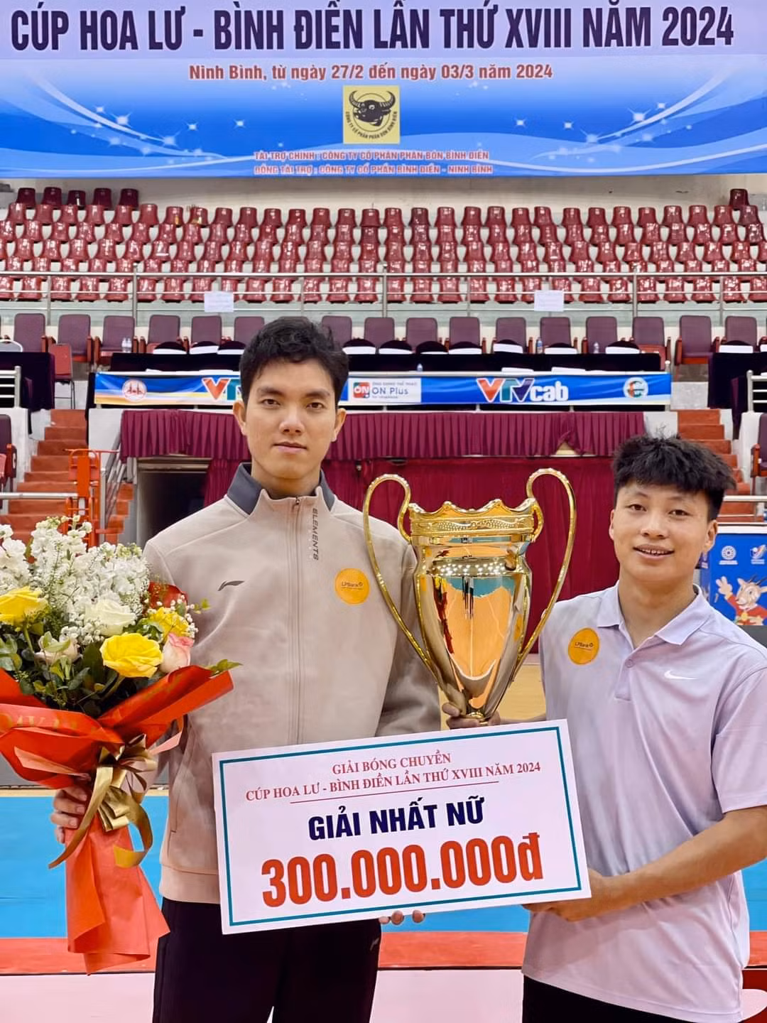Điều khiến Bích Tuyền được nhắc đến nhiều nhất là những cú đập cực nhanh và uy lực như "búa máy" trên lưới cũng như sau vạch 3m, những cú đập của cô có thể sánh ngang với các vận động viên nam.