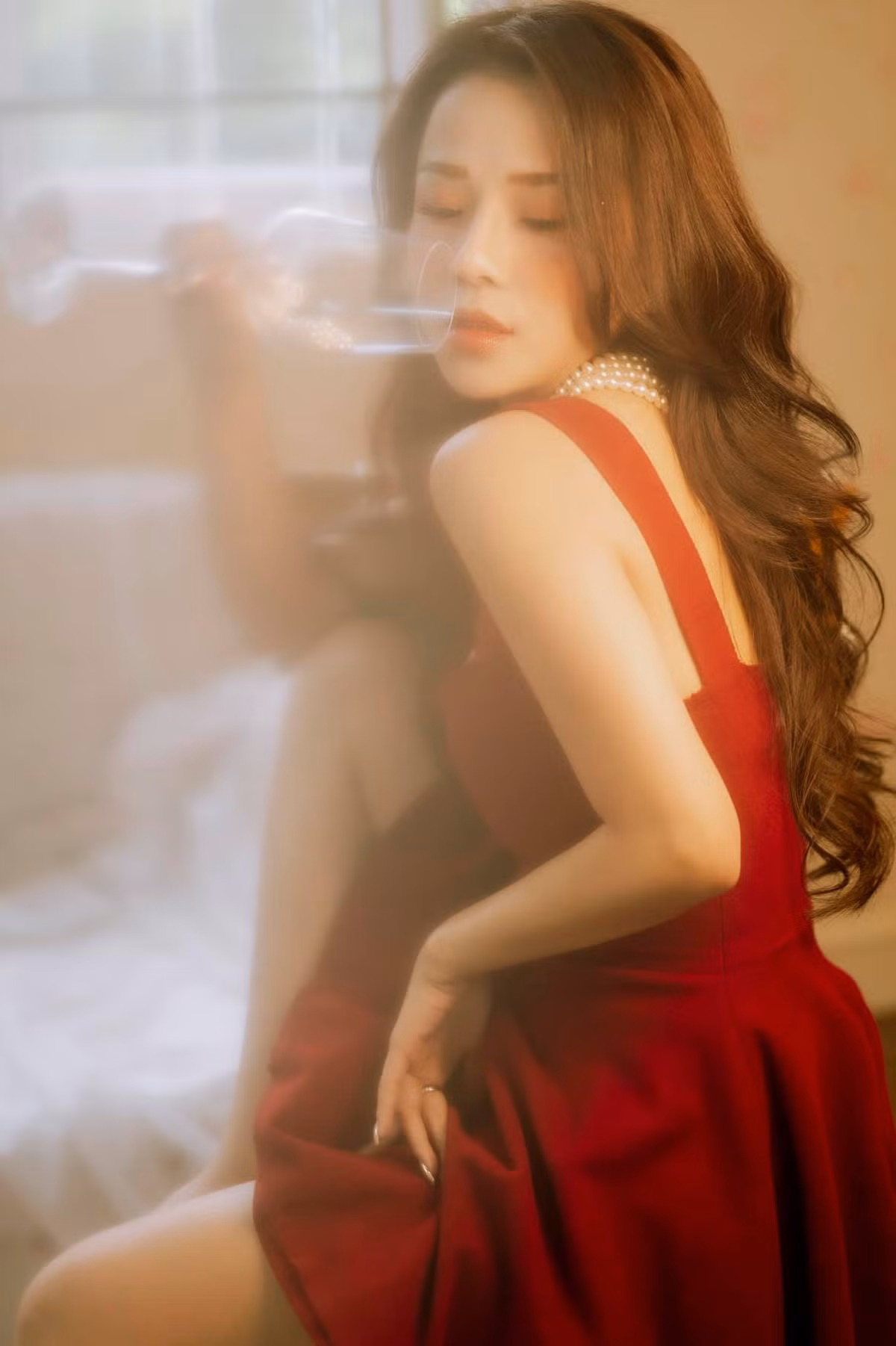 Hot girl Nghệ An từng theo học trường Đại học Văn hóa Nghệ thuật quân đội. Năm 2015, Thương Võ dự thi "The Voice - Giọng hát Việt" và trở thành thành viên của đội ca sĩ Mỹ Tâm.