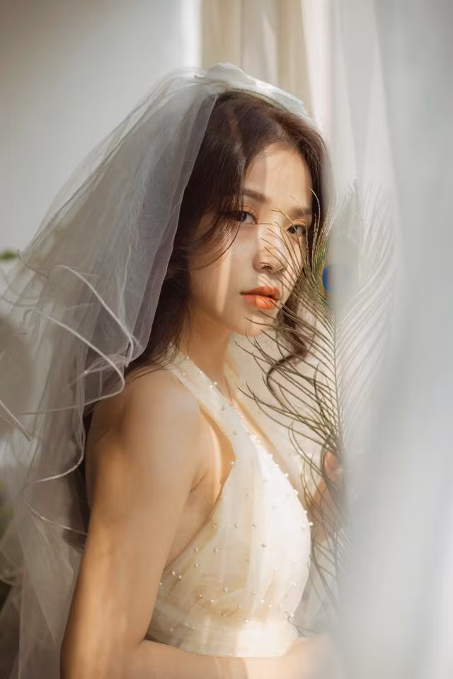 Mới đây, trên trang fanpage của mình, tình cũ của Đặng Văn Lâm là Thương Võ đăng tải hình ảnh xinh như mộng trong trang phục váy cưới. Vốn là một hot girl nổi tiếng, vẻ đẹp của cô nàng càng được tôn lên trong bộ váy đặc biệt này.
