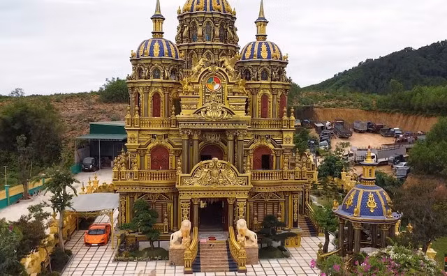 Nhìn cơ ngơi hoành tráng mỹ lệ này, rất nhiều người tò mò không biết vị đại gia này đã làm nghề gì để có thể giàu có đến như vậy.