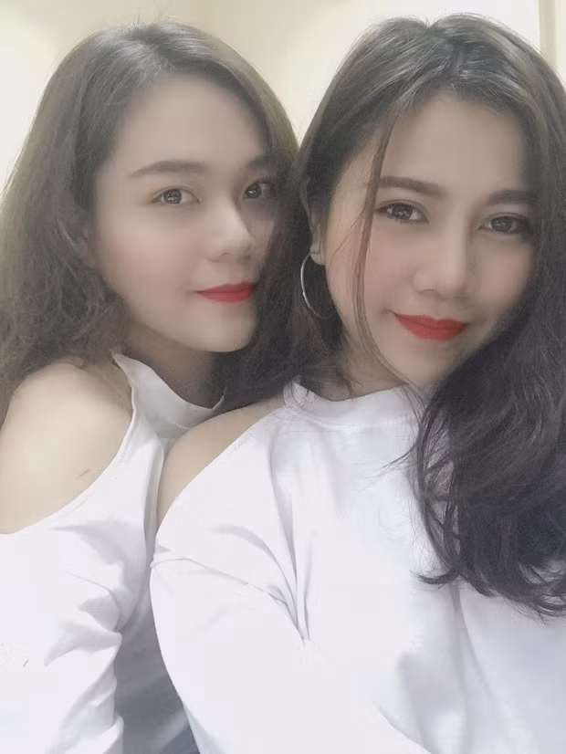 Tạ Việt Hà và Đinh Thị Thùy Dương (SN 1998, sinh viên ĐH Văn hóa Nghệ thuật Quân đội) là đôi bạn thân đang "gây sốt" MXH vì nhan sắc vừa xinh đẹp, vừa giống nhau như chị em sinh đôi.