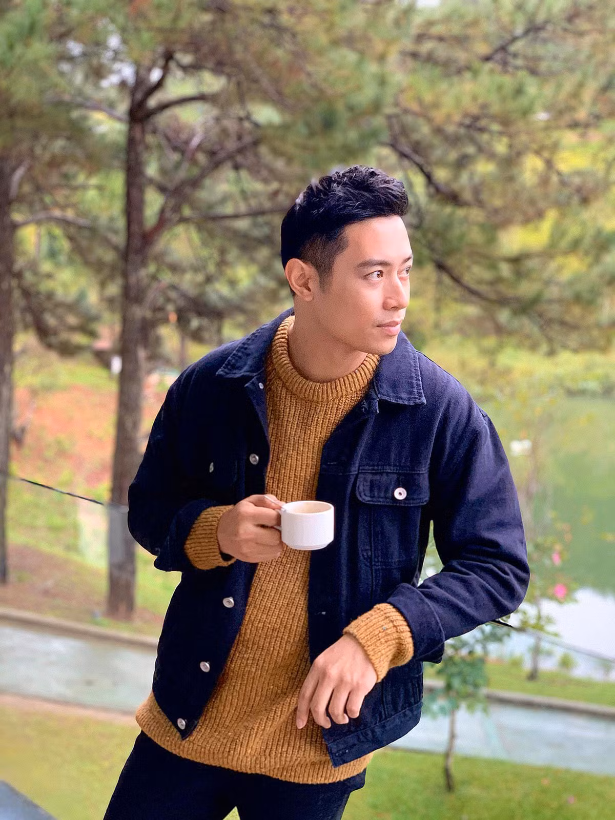 Trên trang cá nhân, MC Thanh Tùng thường xuyên chia sẻ hình ảnh vi vu khắp nơi từ trong đến ngoài nước.