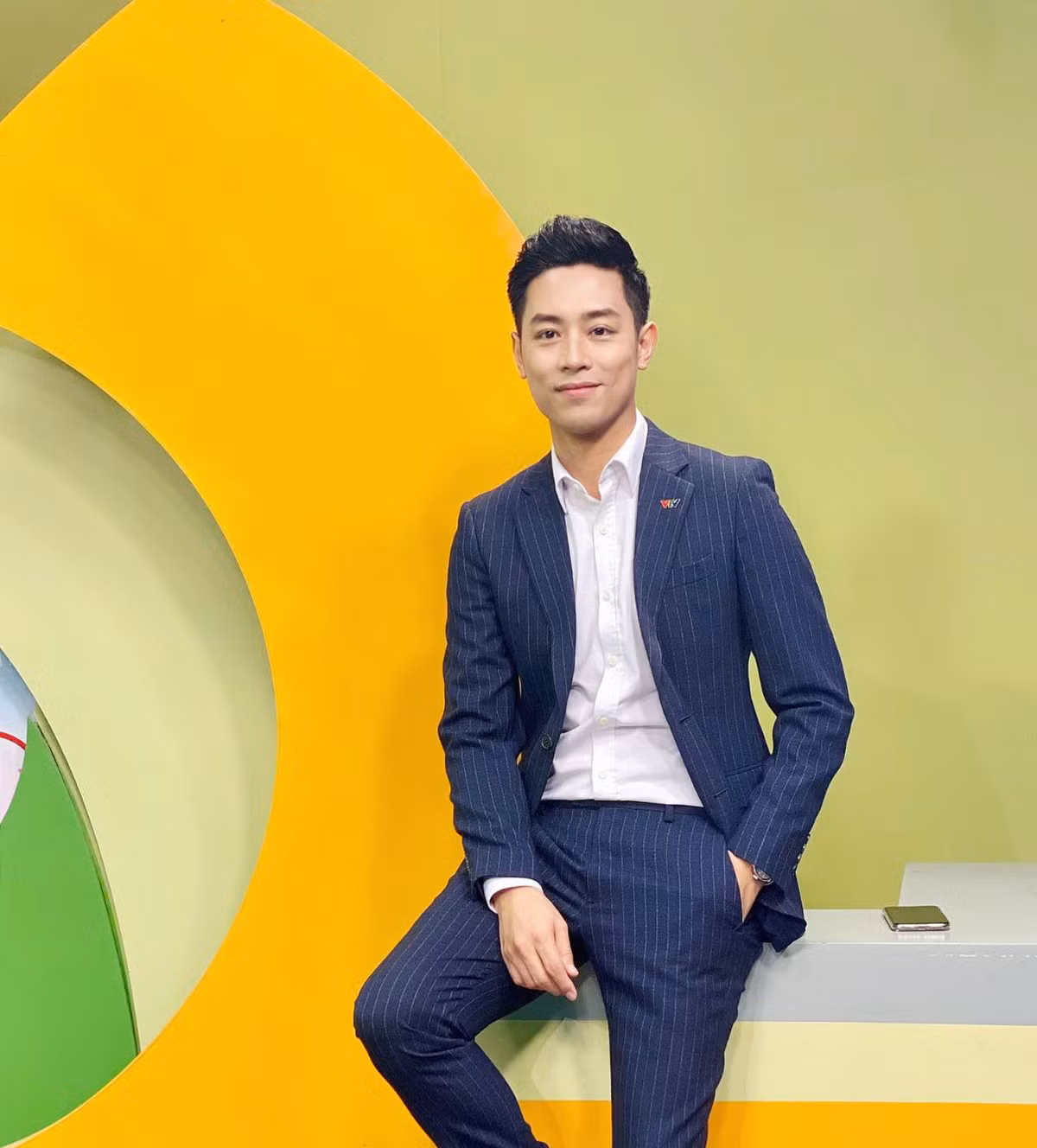 Trong khi rất nhiều người trầm trồ bởi nhan sắc "cực phẩm" mà nam MC của Đài truyền hình Việt Nam sở hữu thì không ít dân mạng không lấy làm bất ngờ vì đội ngũ dẫn chương trình, BTV của nhà đài vốn dĩ đã toàn trai đẹp, gái xinh.