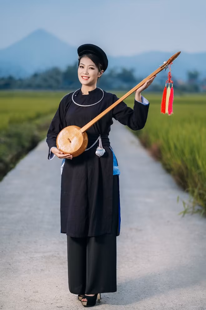 Trước khi được nhiều người biết tới nhờ nhan sắc, Ngọc Anh còn có thành tích học tập đáng ngưỡng mộ. Trong quá trình 12 năm học, nữ cảnh sát dân tộc luôn nằm trong top đầu và là học sinh giỏi. Cấp 3, ngoài là thành viên đội tuyển học sinh giỏi quốc gia môn Hóa, Ngọc Anh còn đạt nhiều giải học sinh giỏi cấp tỉnh