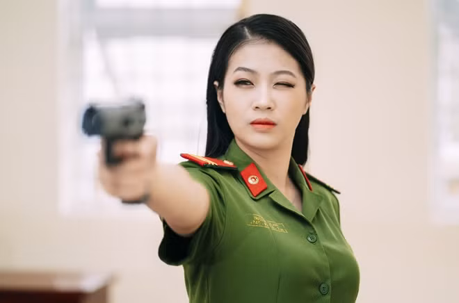Trần Ngọc Anh (sinh năm 1998 tại Cao Bằng) là nữ cảnh sát dân tộc Tày chiếm sóng MXH thời gian qua bằng nhan sắc xinh đẹp cùng với loạt tài lẻ.