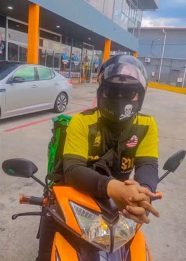 Giao banh giua mua bao, shipper nghen ngao khi mo phong bi khach dua