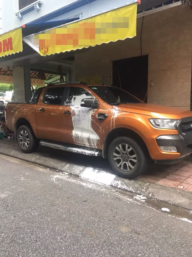 Theo đó, các hành vi như sơn, vẽ, cạo sơn xe hoặc đập kính, phá gương, chọc lốp hay các hành vi phá hoại lên xe ô tô của người khác nếu làm hư hỏng xe sẽ phải bồi thường thiệt hại và bị xử lý theo quy định của pháp luật về xử phạt vi phạm hành chính trong lĩnh vực an ninh trật tự, an toàn xã hội.