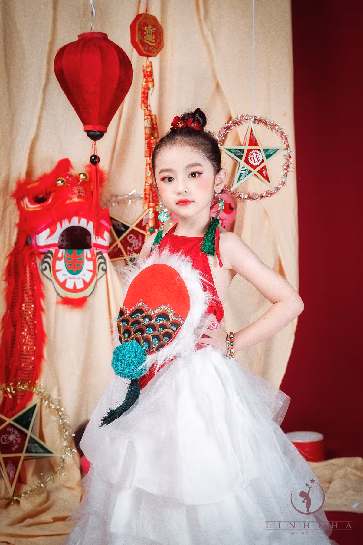 Với phông nền là những món đồ chơi Trung thu truyền thống, bé Sushi xinh đẹp trong vai chị Hằng với làn da trắng, gương mặt bầu bĩnh và đôi mắt to khả ái.