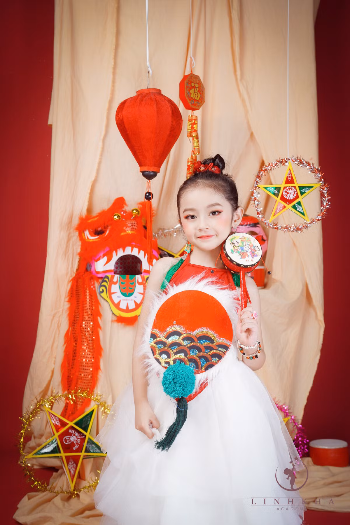 Vốn có kinh nghiệm và đam mê thời trang, diễn xuất qua từng sự kiện, Sushi hoàn toàn tự tin và chú tâm vào vai chị Hằng phiên bản nhí xinh đẹp.
