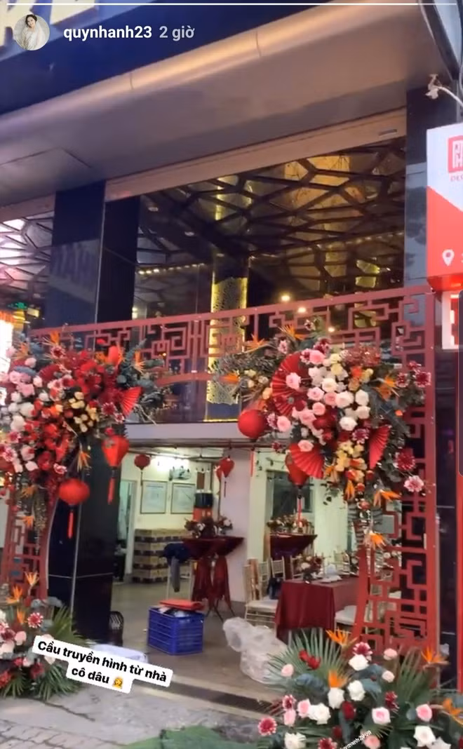 Bạn gái Duy Mạnh hí hửng khoe không gian đám hỏi cùng dòng trạng thái: "Cầu truyền hình từ nhà cô dâu". Những chia sẻ của nàng WAG trên mạng xã hội tuy ít ỏi nhưng khiến người hâm mộ vô cùng thích thú. Vậy là chỉ sau 15 ngày cầu hôn thành công tại TP HCM, cặp đôi đã cử hành lễ ăn hỏi.