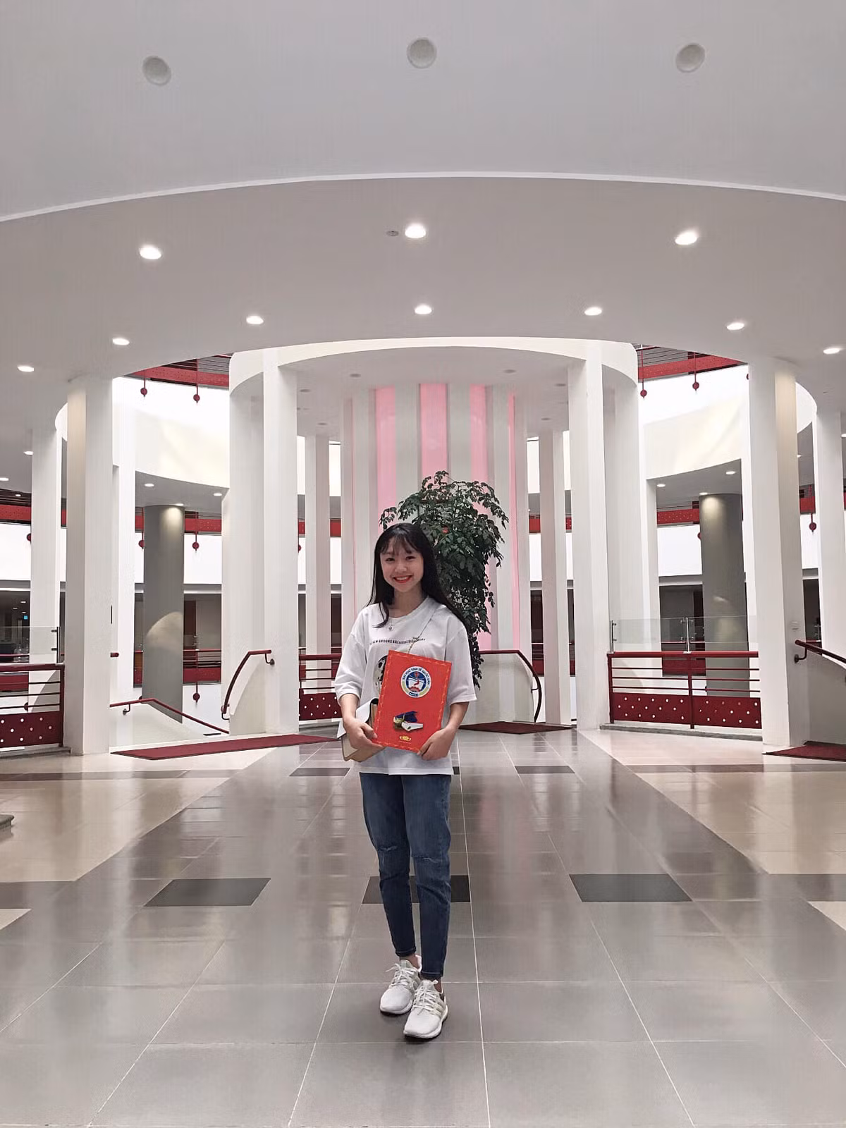 Nói về việc lựa chọn trường ĐH Kinh tế Quốc dân, Hiền nói cô nàng đã yêu thích ngôi trường này từ khi còn học phổ thông. Sau khi cân nhắc kỹ và nhờ các anh, chị đi trước tư vấn, cô nữ sinh xứ Nghệ quyết tâm thi bằng được vào ngành Quản lý công của trường.