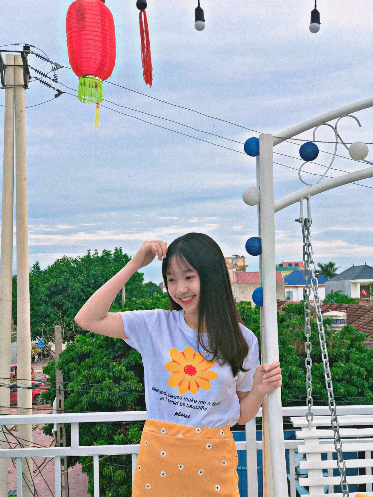 Môi trường đại học cũng giúp Hiền trút bỏ được sự ngại ngùng, mạnh dạn thử sức với nhiều hoạt động của trường. Tuy nhiên cô nàng chưa từng thử sức với bất kỳ cuộc thi nhan sắc nào. Với vốn kiến thức hiện tại, cô bạn cho biết bản thân vẫn chưa sẵn sàng.