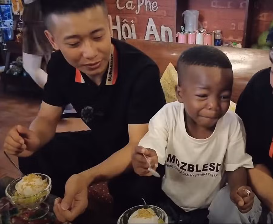 Dù vậy, cậu bé vẫn ngậm chặt miệng chứ không dám nhả miếng kem ra, biểu cảm của Lôi khiến nhiều người vừa thương vừa buồn cười.
