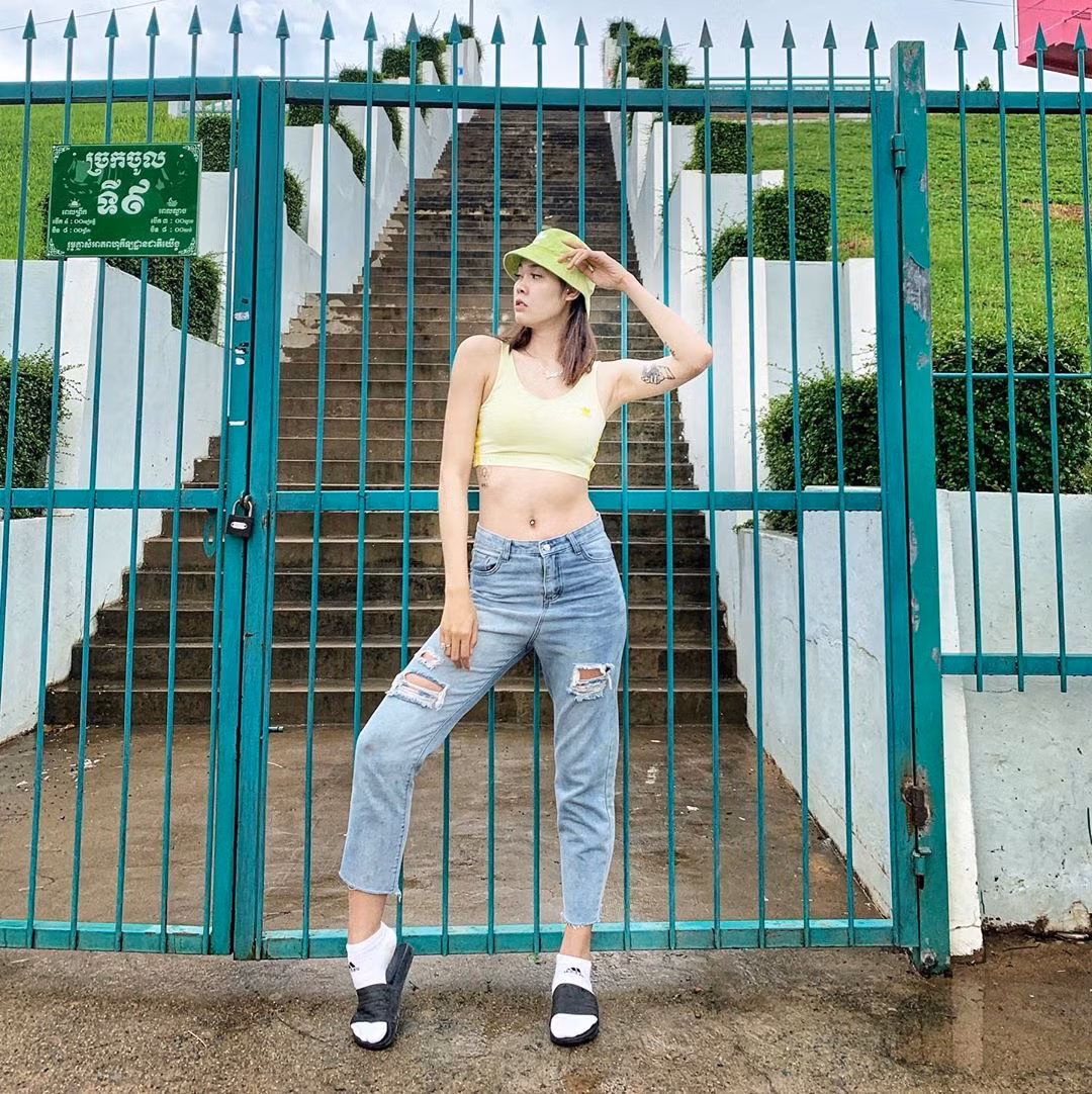 Cô nàng là mẫu quảng cáo của nhiều nhãn hàng tại Campuchia. Chiều cao nổi bật và thể hình thon gọn do tập thể thao trong nhiều năm giúp hot girl Taekwondo được nhiều thương hiệu thời trang thể thao săn đón.