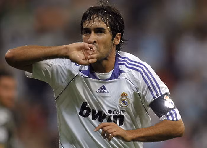  Raul Gonzalez: “Chúa nhẫn” chơi bóng chuyên nghiệp cho Real từ năm 16 tuổi, có bộ sưu tập danh hiệu hoành tráng, nổi bật là 6 chức vô địch La Liga, 3 Champions League, và là một trong những cây săn bàn xuất sắc nhất trong lịch sử Los Blancos. Năm 2001, Raul về nhì sau cầu thủ mà về sau trở thành đồng đội của anh ở Madrid - Michael Owen trong cuộc đua giành QBV.