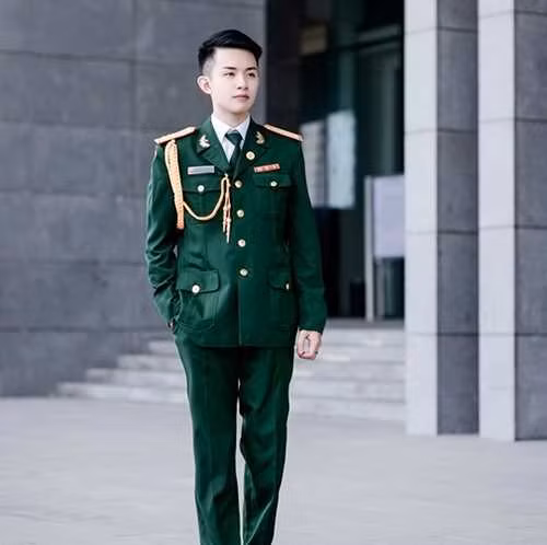 Bảo Hoàng đến từ thành phố Vinh, Nghệ An và thời điểm đó, anh đang là sinh viên năm thứ 2, hệ Trung cấp Thanh nhạc, Đại học Văn hoá Nghệ thuật Quân đội.
