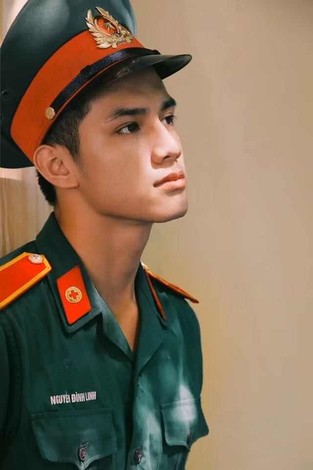 Nguyễn Đình Linh, sinh năm 1999, quê Nghệ An được dân mạng nhận xét là nhìn rồi quên luôn "hậu duệ mặt trời" Song Joong Ki là ai bởi vẻ ngoài đẹp trai, có đôi chút lạnh lùng.