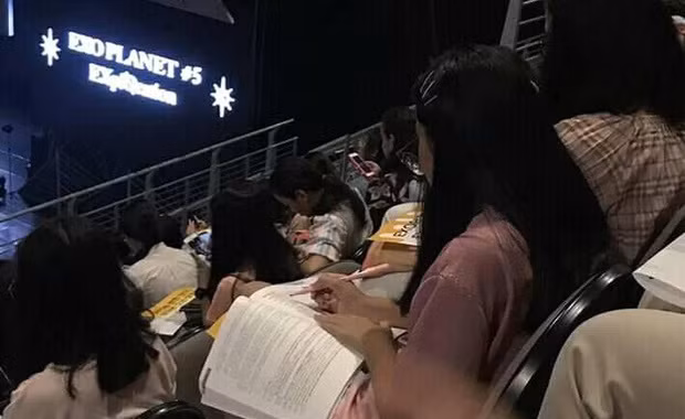 Trong lúc nhạc chưa có, ca sĩ chưa xuất hiện thì tranh thủ làm bài tập về nhà để trau dồi kiến thức.