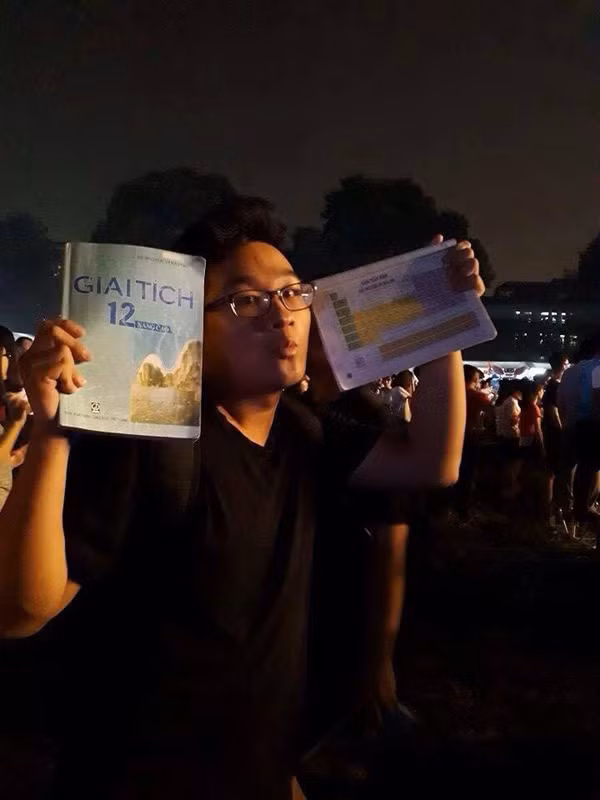 Khi còn vài tháng nữa là thi đại học nhưng bạn vẫn không muốn bỏ qua bất kỳ cuộc vui nào thì vừa chơi vừa học là sự lựa chọn quá hợp lý. Thời gian tại các lễ hội countdown quá dài ư? Chẳng sao cả vì bạn hoàn toàn có thể mang sách vở của nhiều môn đi để học.