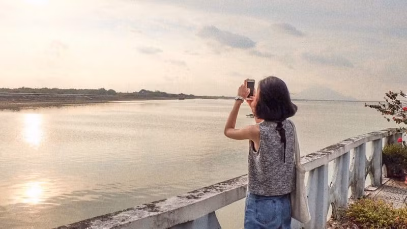 Chắc hẳn bạn sẽ phải ngạc nhiên khi biết hồ Dầu Tiếng thực chất là một hồ nhân tạo thế nhưng chúng lại sở hữu một diện tích vô cùng rộng lớn, thậm chí nhiều người còn thường gọi hồ với tên gọi vô cùng thú vị là “biển hồ”.