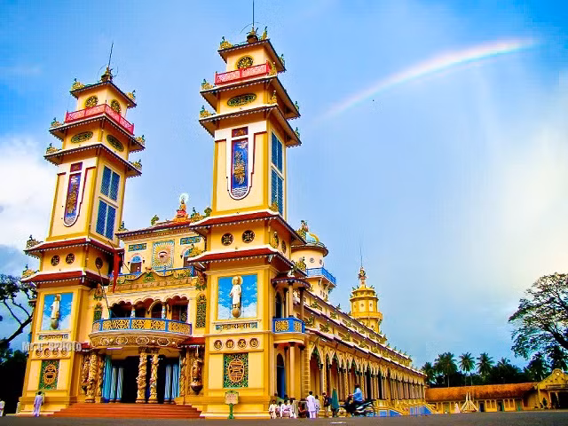 Toàn bộ tòa thánh được xây bằng bê tông cốt tre, lấy hình tượng Long Mã bái sư nhìn về phía Tây làm chính. Tòa thành được sơn rực rỡ với tông vàng - đỏ cực bắt mắt, đảm bảo lên ảnh sẽ nổi bần bật.