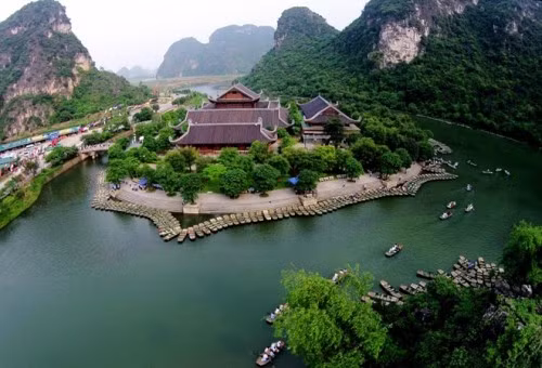 Nơi đây còn có núi sông kỳ ngộ, phong cảnh hữu tình, từng được vua Lê Thánh Tông đề tặng bốn chữ “Minh Đỉnh danh lam”, là nơi trời tiên, cảnh phật. Mỗi mùa xuân đến, hàng triệu du khách khắp nơi đổ về chùa Bái Đính, thắp hương cầu phước, chiêm ngưỡng những công trình kỷ lục và vãn cảnh sông núi hữu tình.