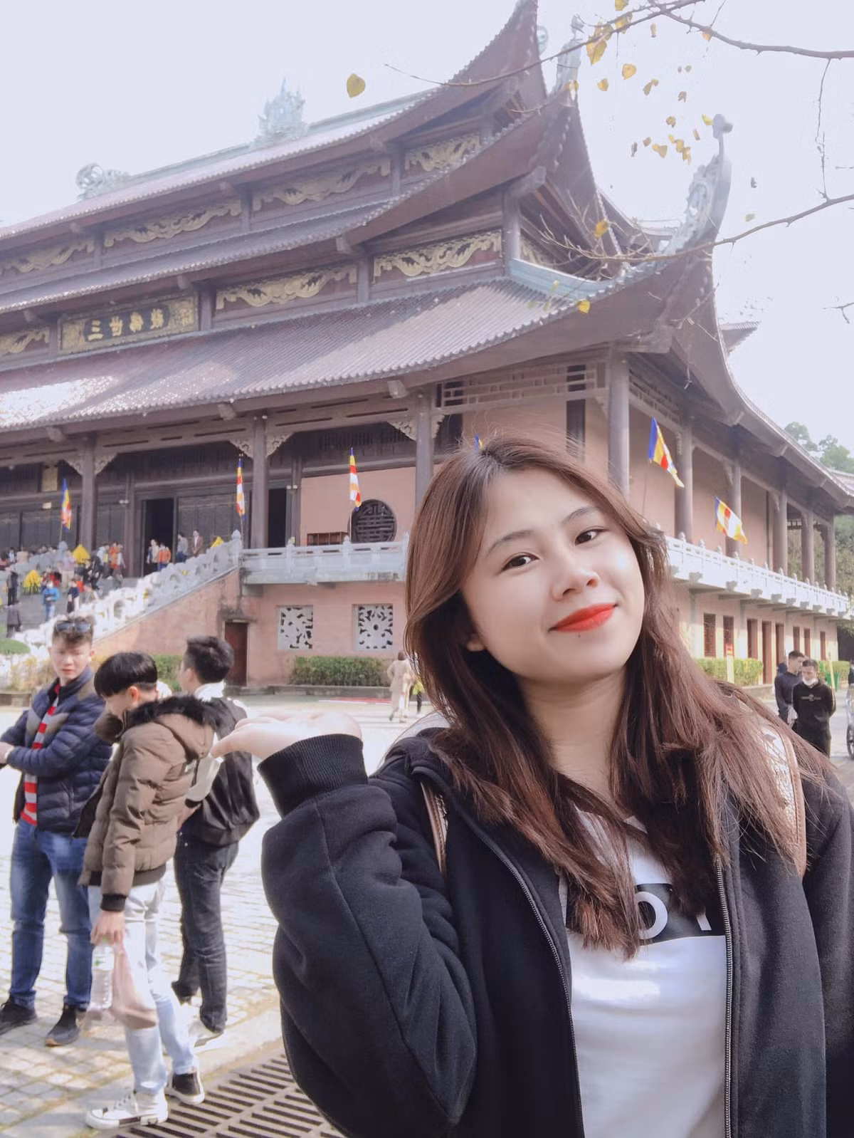 Cô gái đến từ Điện Biên cũng là một trong số ít nàng WAGs được rất nhiều cầu thủ, đồng đội của bạn trai yêu mến, thường xuyên bình luận trêu đùa trên mạng xã hội. Thậm chí Văn Hậu từng không e ngại gọi cô nàng là "chị Trang lợn".