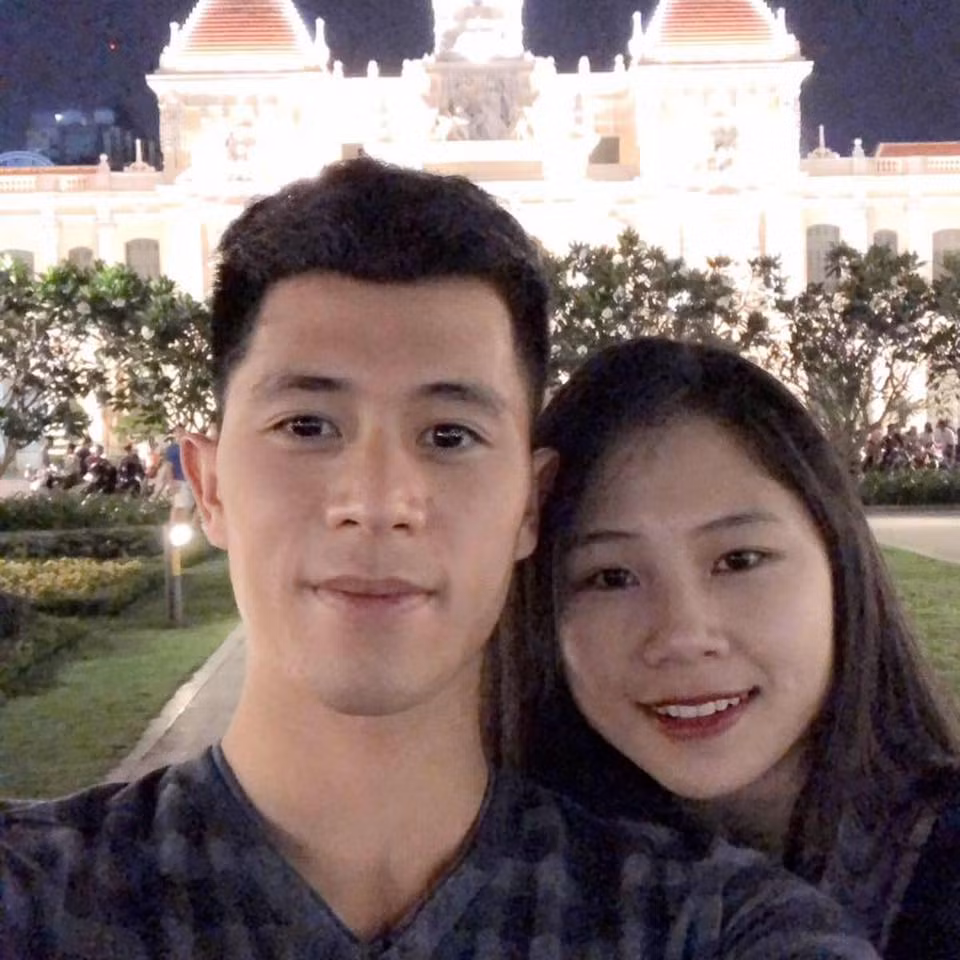 Đình Trọng và bạn gái được nhận xét là sở hữu "tướng phu thê" bởi nhiều nét trên khuôn mặt có điểm tương đồng.