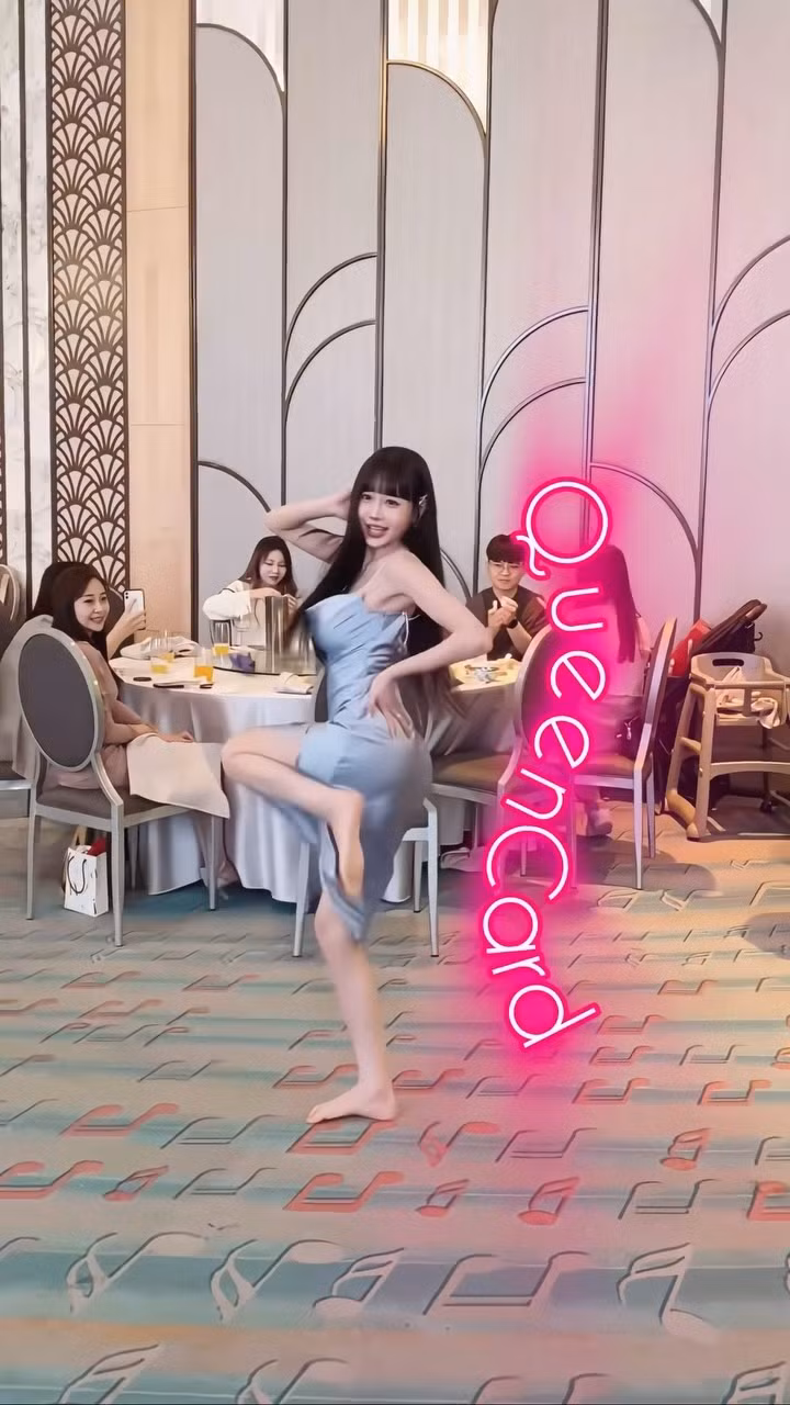 Cô nàng đã thể hiện vũ đạo nóng bỏng của bài hát "Queencard" từ nhóm nhạc Hàn Quốc (G)I-DLE, bất chấp trang phục phù dâu xẻ cao gợi cảm.