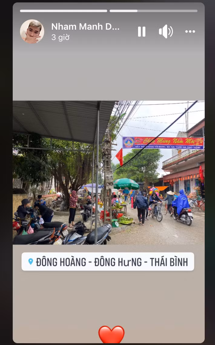 Tiền đạo U23 Việt Nam, Nhâm Mạnh Dũng về quê ngay khi trở về từ VCK U23 Châu Á. Anh cùng mẹ đi sắm Tết và tụ tập với bạn bè.