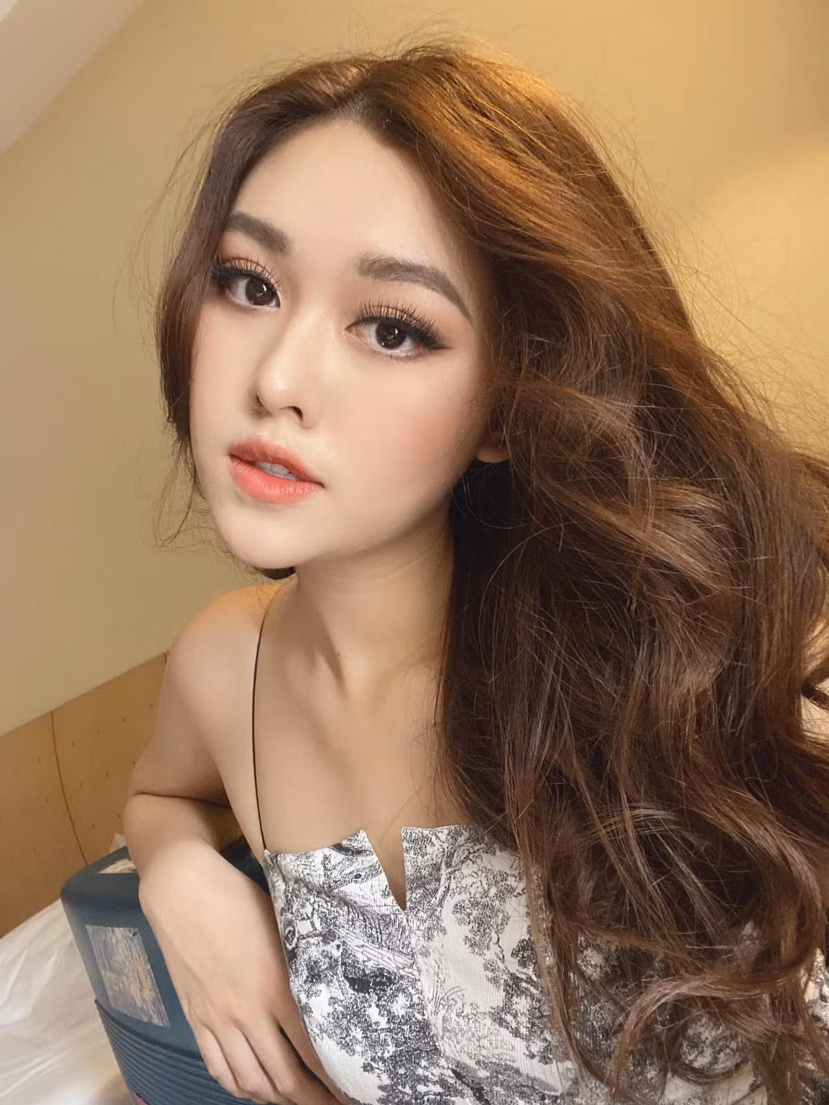 Tối mùng 3/8, tại đêm chung kết cuộc thi Hoa hậu Thế giới Việt Nam 2019 đã diễn ra tại Đà Nẵng, Tường San dành được vị trí Á hậu 2 vô cùng thuyết phục. Hơn thế, nhiều khán giả đánh giá cô không hề thua kém Hoa hậu Lương Thuỳ Linh về nhan sắc.