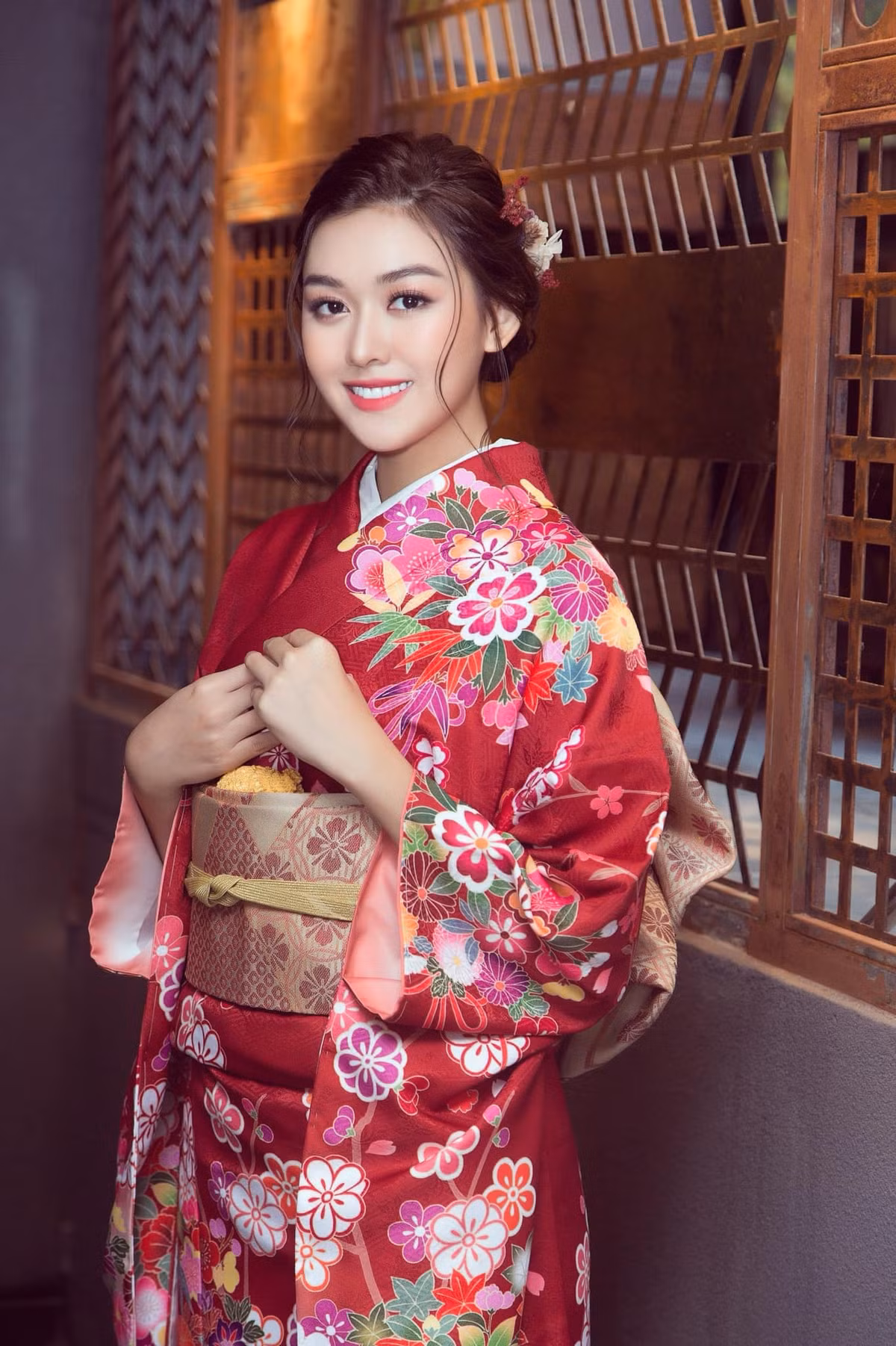 Ngoại hình đẹp, thần thái tốt, ngay từ cấp 3, Tường San đã nhận được rất nhiều lời mời chụp lookbook cho các nhãn hàng thời trang. Tuy nhiên hot girl 10X cho biết cô vẫn ưu tiên việc học hơn, chỉ nhận lịch chụp vào dịp hè, cuối tuần hay những lúc rảnh rỗi.