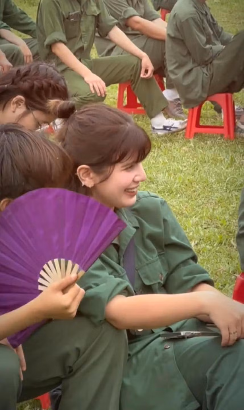 Sớm biết thế mạnh của mình, Ebra Lê khai thác triệt để góc mặt nghiêng đầy cuốn hút trong hàng loạt bức ảnh.
