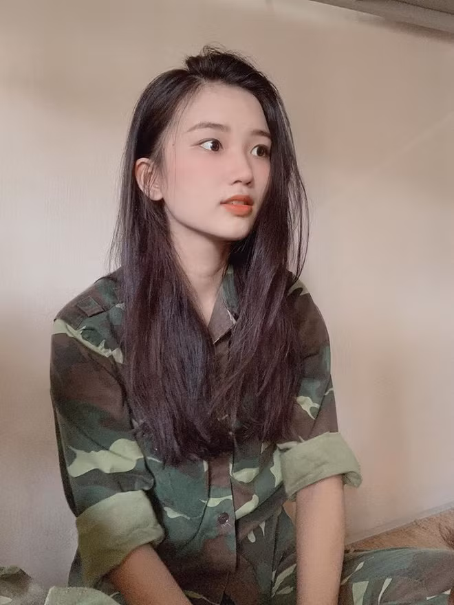 Trái ngược với người bạn nổi tiếng theo đuổi phong cách cá tính, Vân Anh sở hữu vẻ ngoài dịu dàng với mái tóc đen dài, đôi mắt to cùng nụ cười hiền.