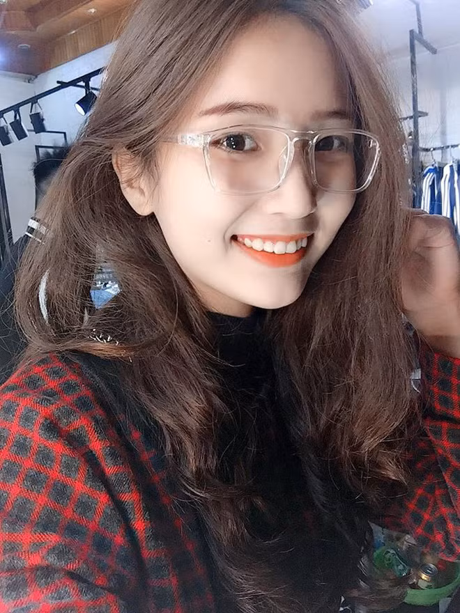 Bạn thân Bảo Hân chia sẻ số tiền cô nàng kiếm được nhờ công việc làm mẫu cũng đủ cho bản thân trang trải chuyện ăn uống, đỡ được một khoản tiền kha khá cho bố mẹ khi phải sống xa gia đình.