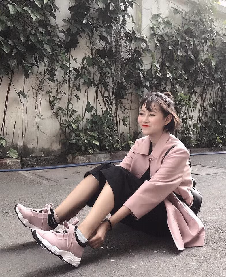 Thời điểm đó, clip ghi lại hình ảnh một cô gái có chất giọng đọc chậm rãi và lạnh lùng giống đặc "chị Google" đã phủ sóng trên khắp các diễn đàn mạng. Ngay khi clip đăng tải, phần đông dân mạng tỏ ra thích thú và ngạc nhiên trước diện mạo cực xinh đẹp của người này.