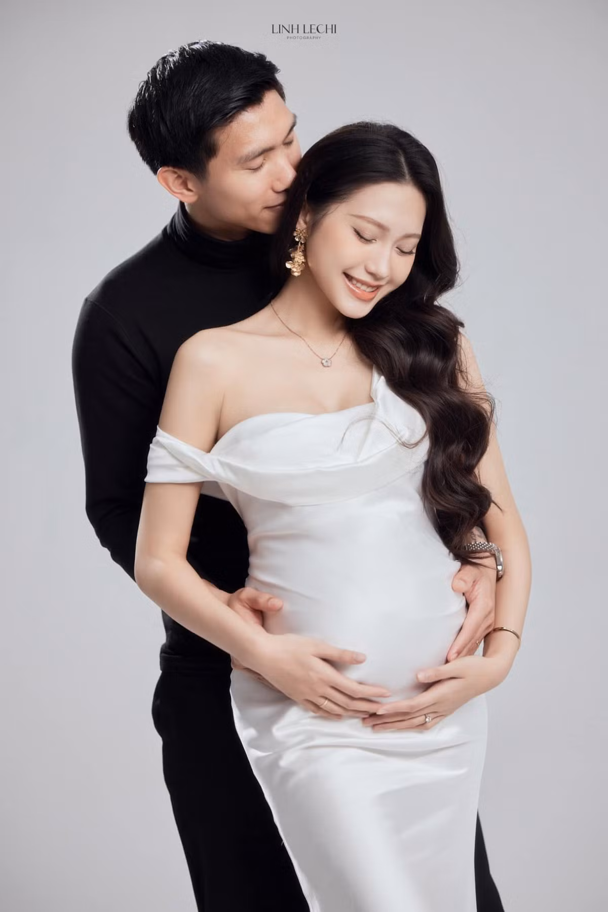 Lần đầu làm bố mẹ nên Đoàn Văn Hậu và bà xã luôn muốn ghi lại khoảnh khắc quan trọng này.