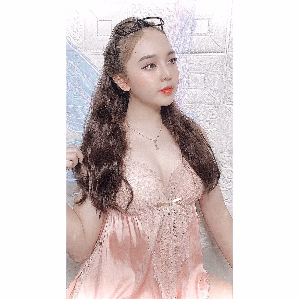 Thời gian gần đây, hot girl 10X bất ngờ thay đổi phong cách từ dễ thương, trẻ con sang sexy, quyến rũ. Có lẽ do đã trưởng thành nên Huyền Châu muốn thay đổi diện mạo phù hợp hơn.