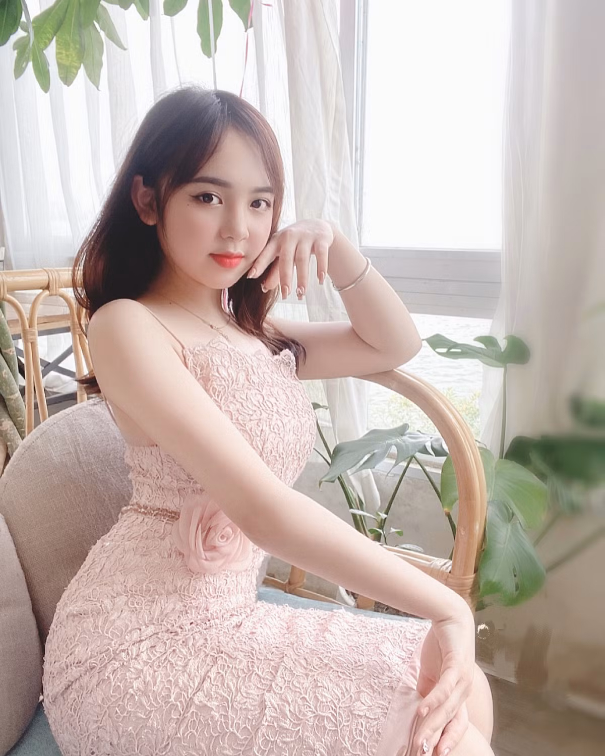 Trần Huyền Châu khiến dân mạng "bỏng mắt" với thân hình chữ S cực đầy đặn.