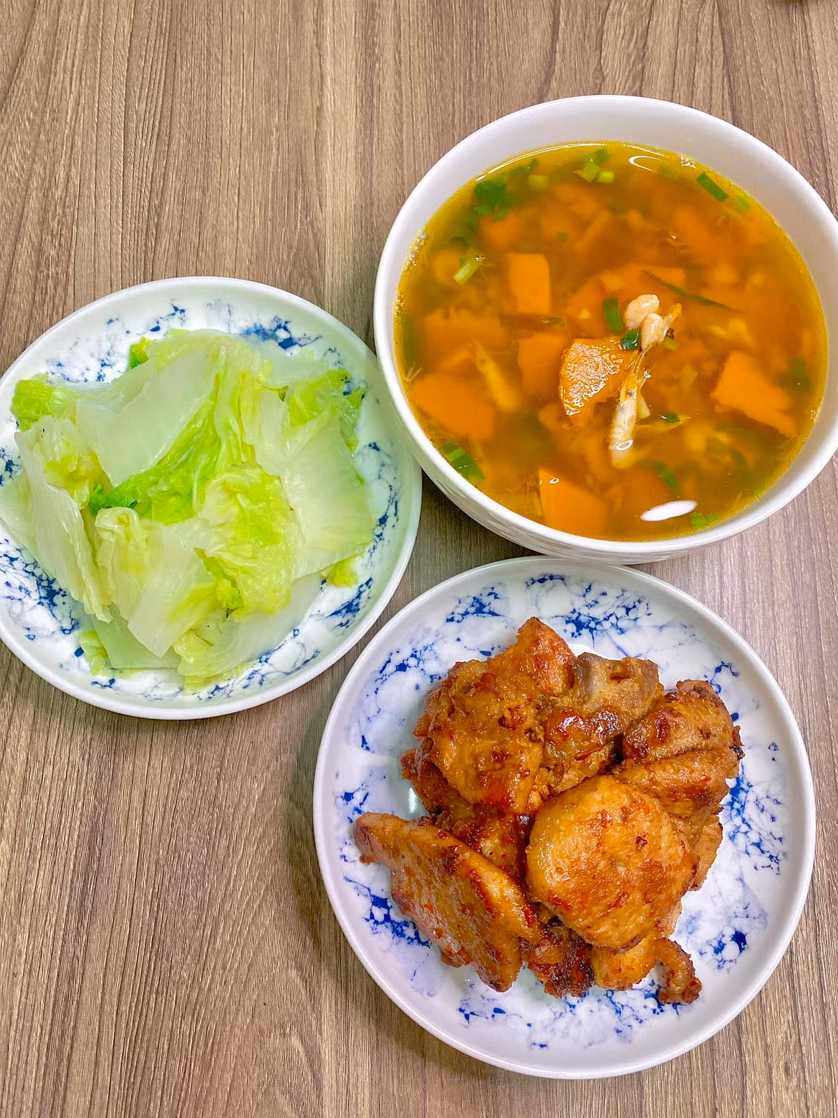 Mâm cơm giản đơn với 3 món dễ nấu nhưng cực kỳ hút mắt và đủ dinh dưỡng.
