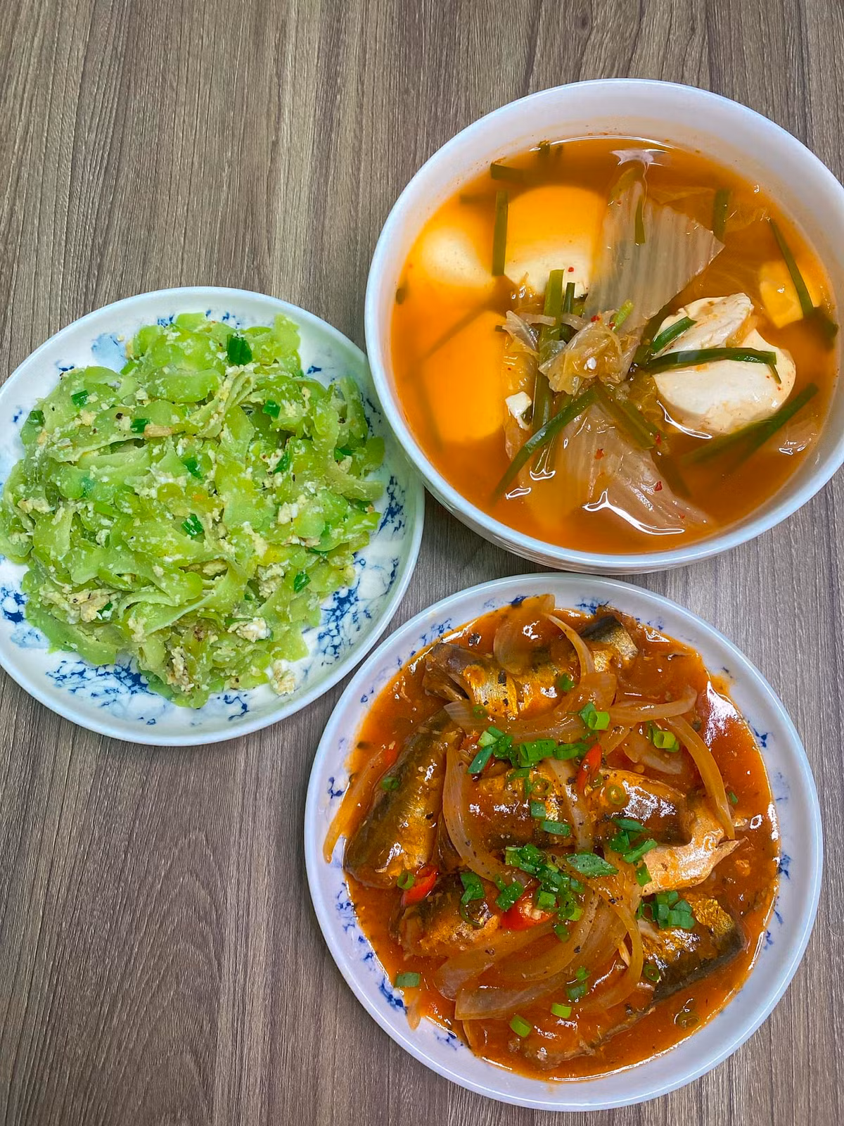Bát canh kim chi đậu phụ đậm đà hấp dẫn cùng đĩa cá nục kho đẫm vị đưa hương.