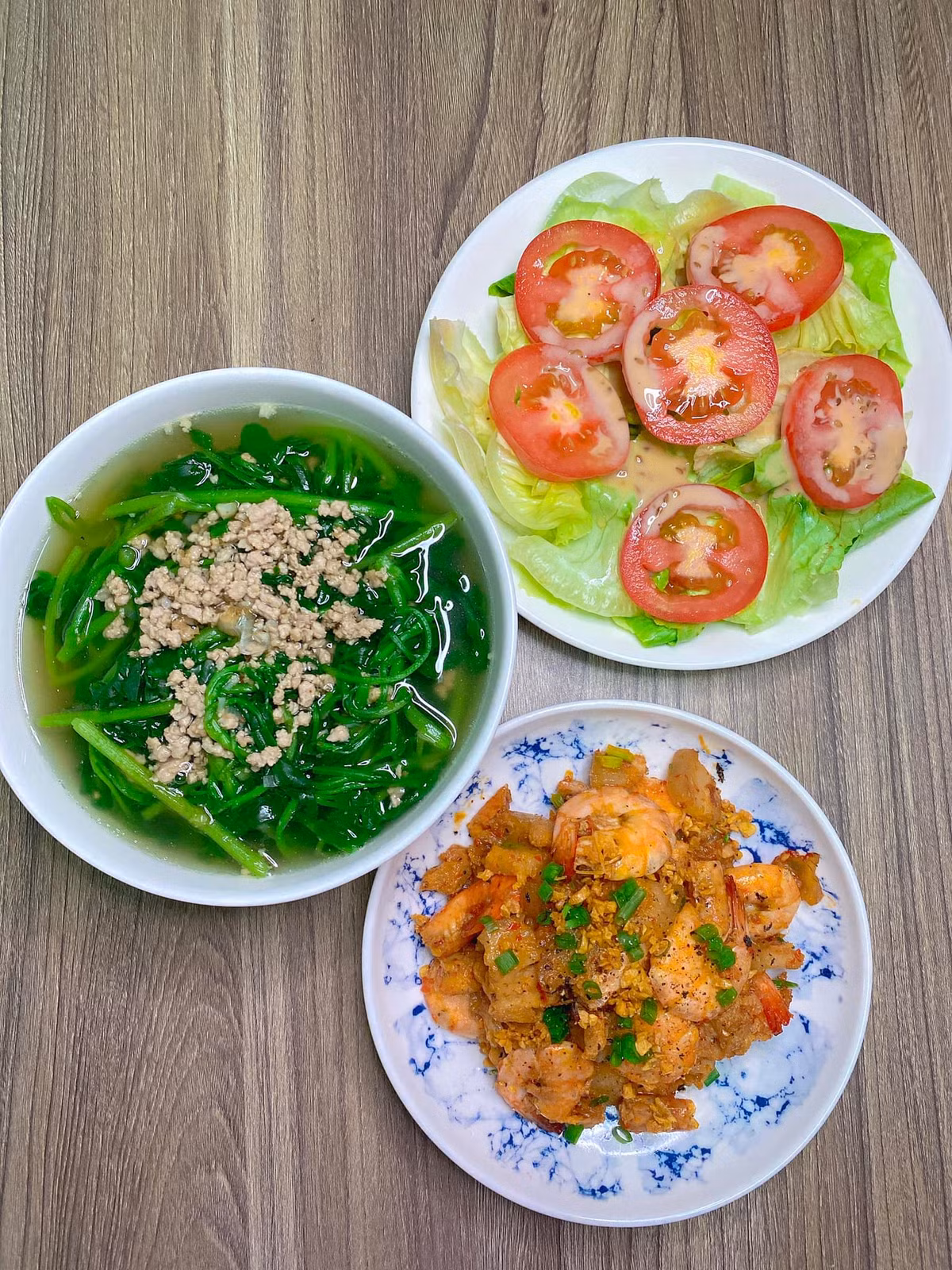 Con đường đi đến trái tim người đàn ông nhanh nhất là thông qua dạ dày. Nhìn mâm cơm thế này thì hôm nào chồng cùng phải về sớm ăn cơm thôi.