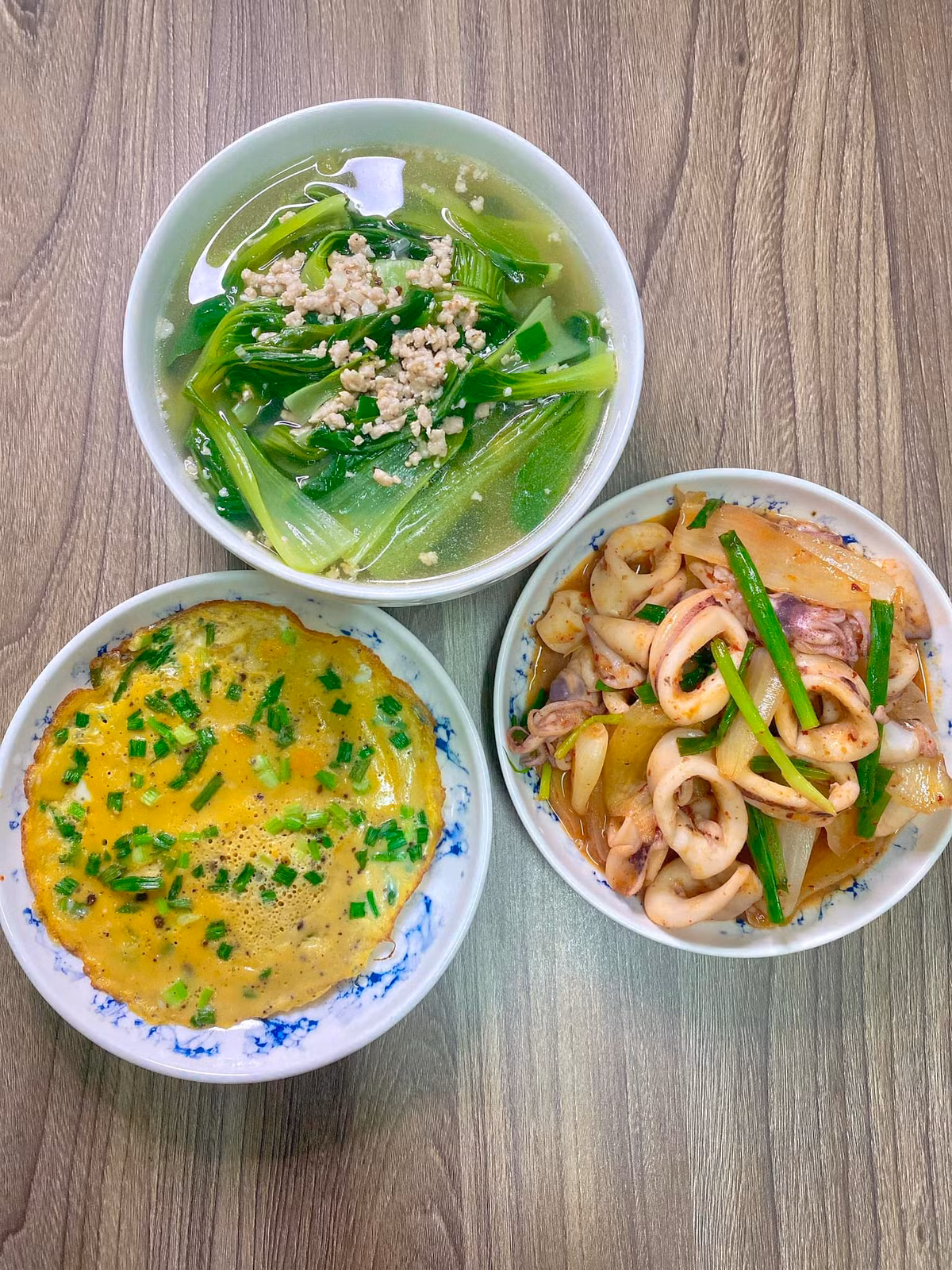 Mùa hè là mùa của các loại rau nên rất dễ để thay đổi món mỗi ngày.