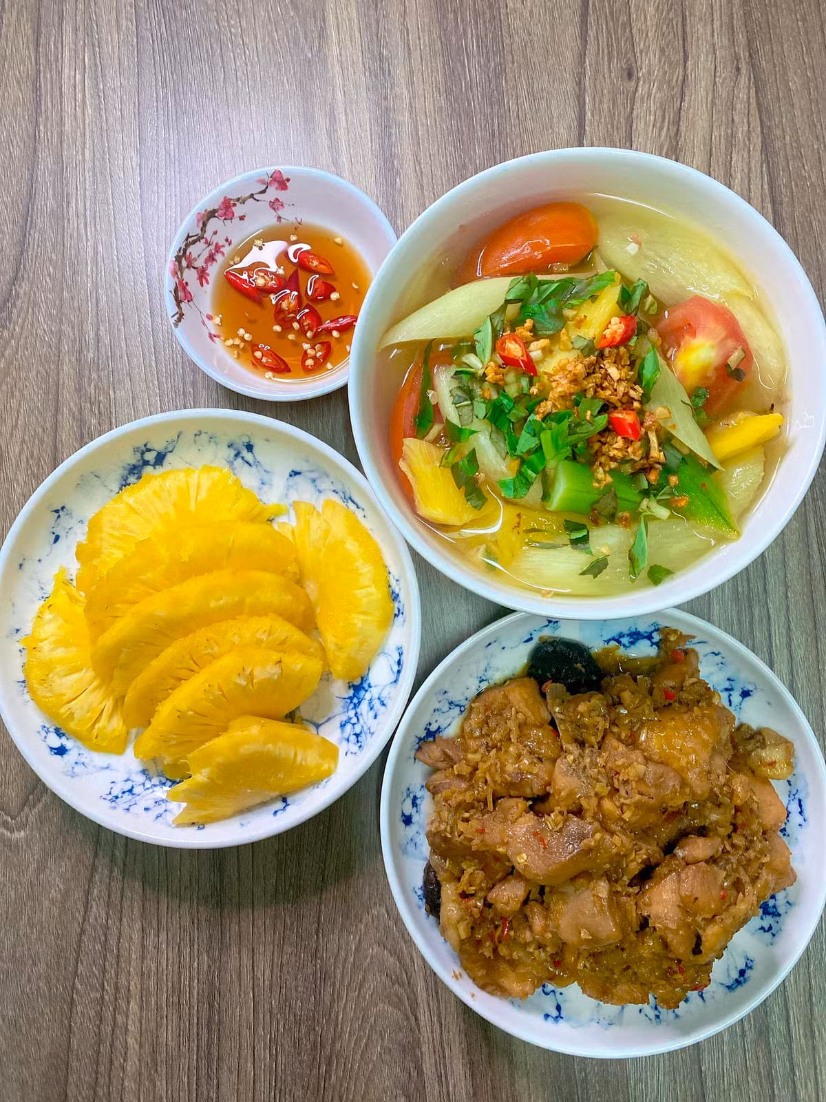 Nhìn đĩa gà rang thôi là biết đưa cơm thế nào rồi.