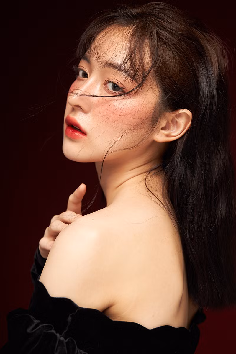 Không chỉ thế, nhiều người còn nhận xét rằng cô nàng rất giống với nữ diễn viên đang nổi đình nổi đám ở Trung Quốc - Địch Lệ Nhiệt Ba.