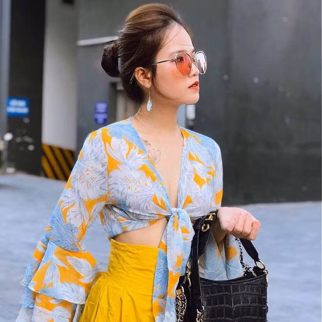 Bạn gái Quang Hải hiện tại được cho rằng không ai khác chính là hot girl Huyền My (SN 1997, quê Nghệ An), cô nàng hiện đang làm chủ một spa tại Hà Nội.